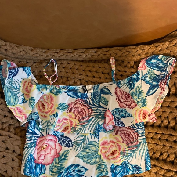 H&M Off-Shoulder Floral Crop Top. - Picture 2 of 2